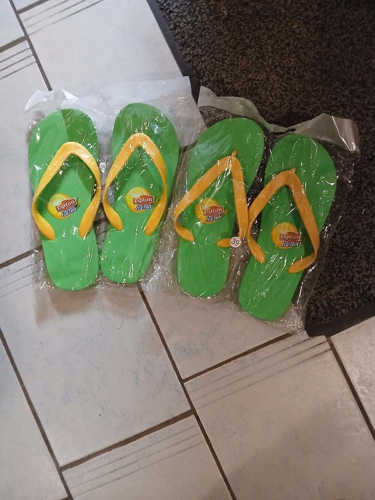 2 PAAR TEENSLIPPERS - maat 39 - GRATIS, Kleding | Dames, Ophalen, Nieuw, Overige typen