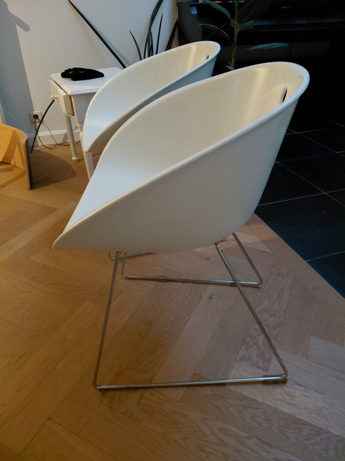 4 witte kuipstoelen, Ophalen