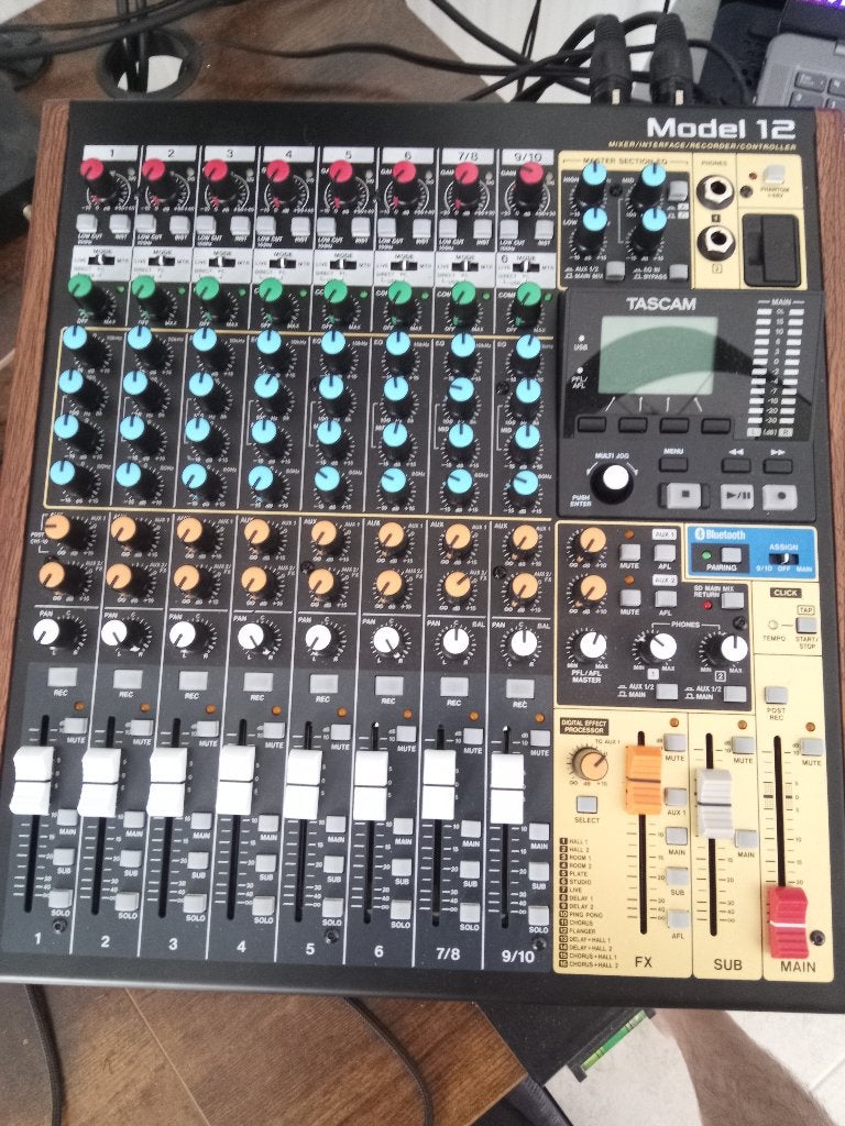 Tascam Model 12 (2025) Decksaver & Sac de transport, Musique & Instruments, Enlèvement ou Envoi, Comme neuf, 10 à 20 canaux, Entrée micro