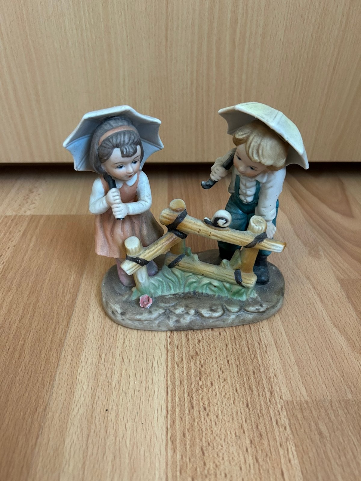 Vintage beeldje – twee kinderen met paraplu, Verzamelen, Ophalen of Verzenden, Zo goed als nieuw