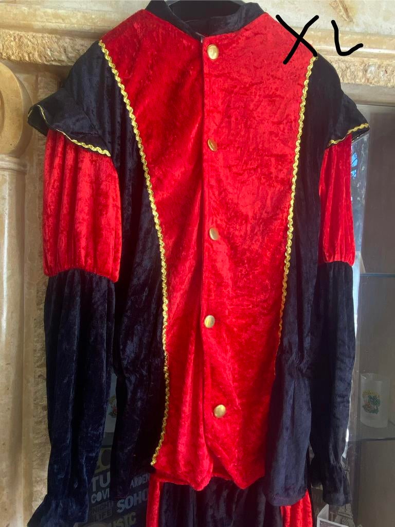 2 pakken zwarte piet te koop, Ophalen, Zo goed als nieuw