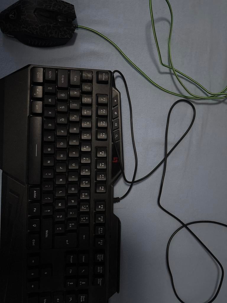 Clavier gamer + souris filaire en très bon état, Enlèvement ou Envoi, Comme neuf, Filaire, Clavier gamer