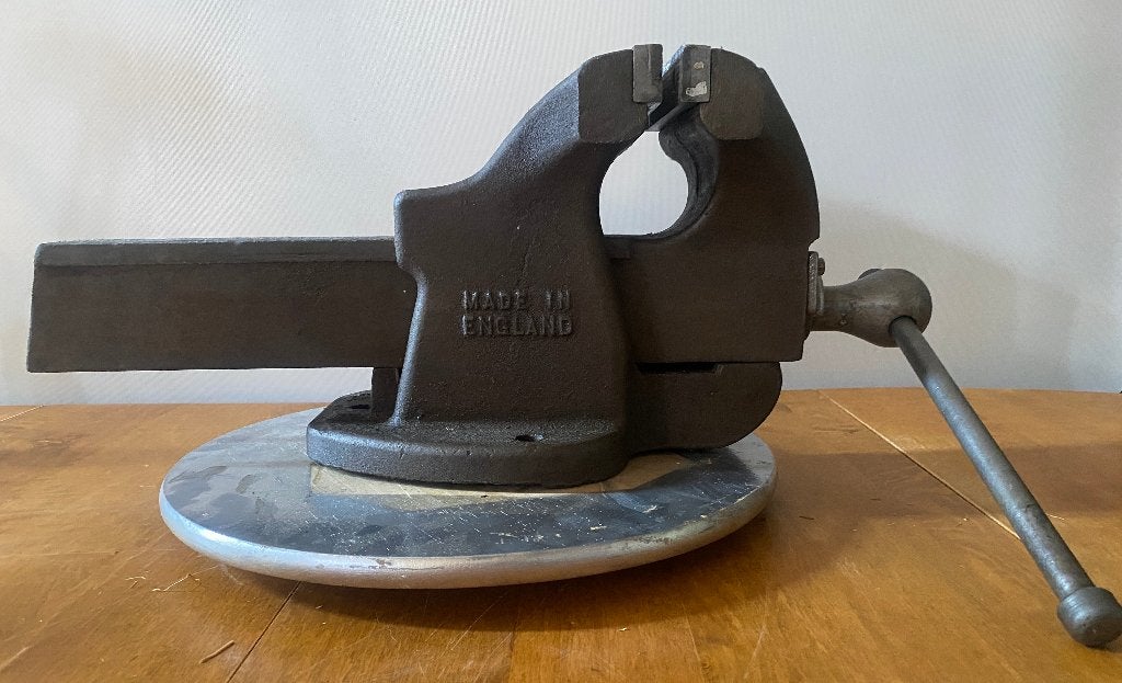 Étau de forge/industrielle en fonte géante England de 43KG, Enlèvement, Comme neuf, 170 cm ou plus, Étau