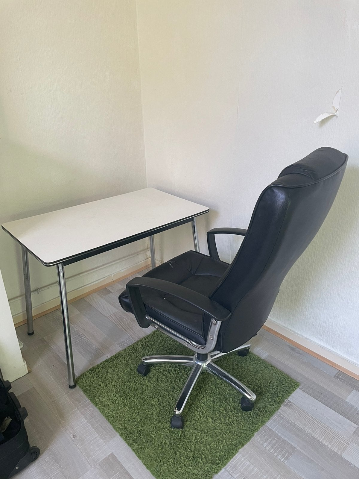 Bureau set met stoel tapijt en tafeltje, Ophalen, Gebruikt