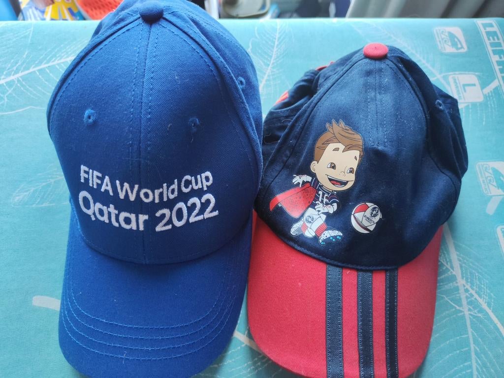 Casquettes Qatar 2022 et Euro 2016 comme neuve, Enlèvement