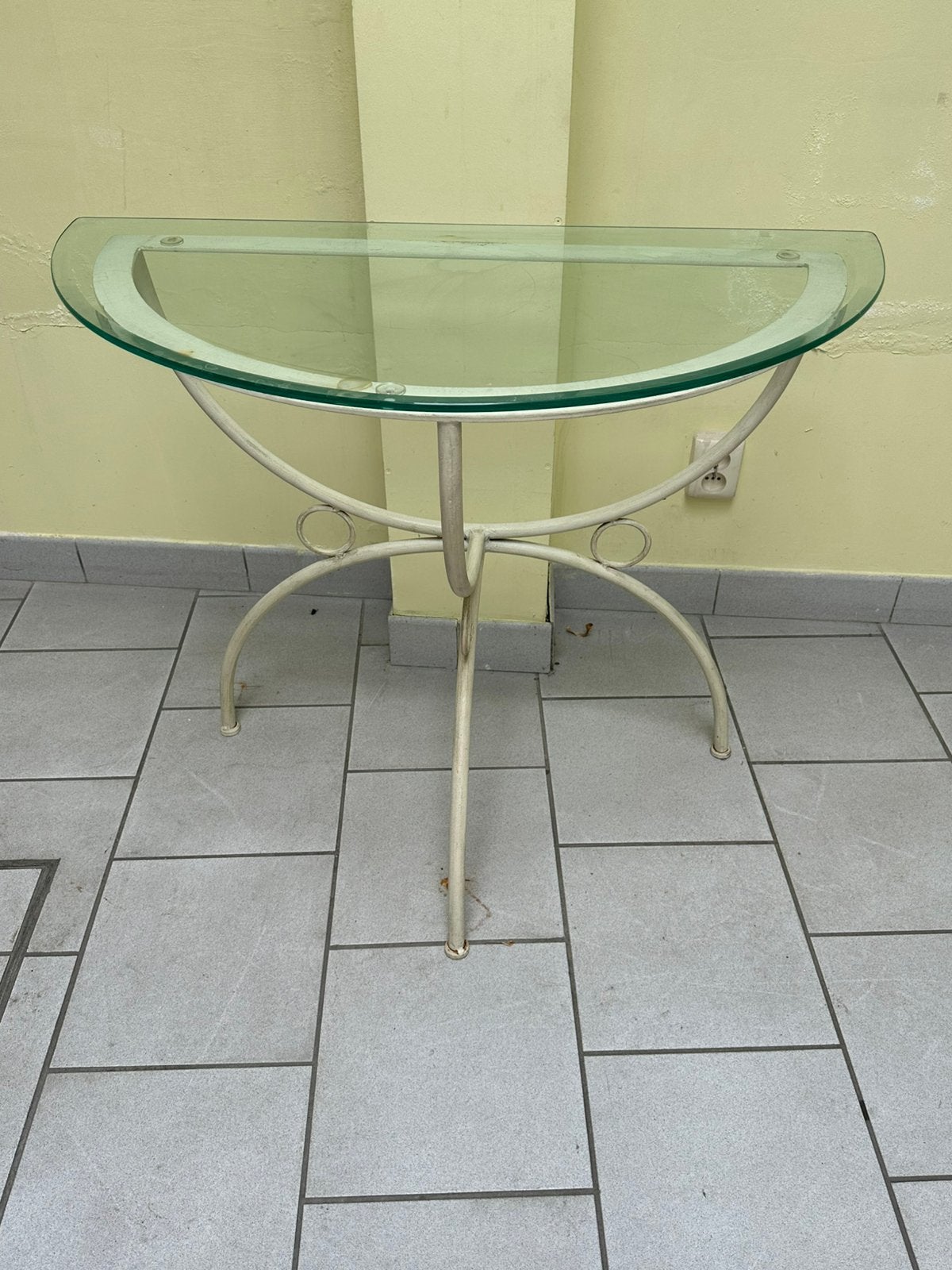 Witte smeedijzeren tafel van 1/2 maan met glazen blad, Huis en Inrichting, Tafels | Bijzettafels, Ophalen, Zo goed als nieuw, Glas