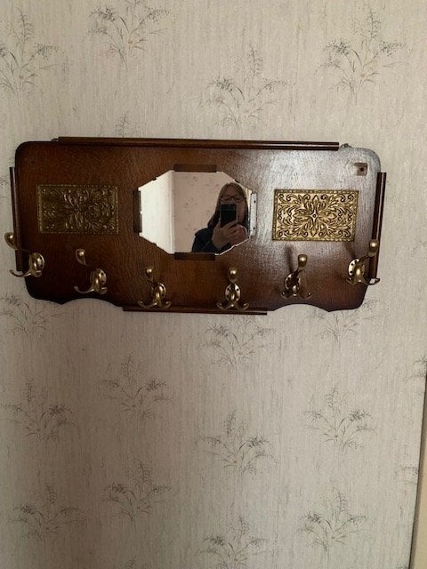 Antieke houten wandkapstok met spiegel met 6 messing haken, Antiek en Kunst, Ophalen