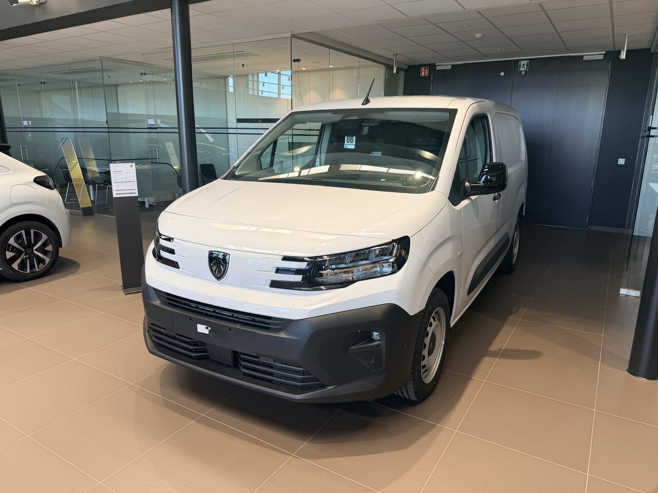 Peugeot Partner XL Automaat 130PK *STOCK* GPS - Surround Vi, 1498 cc, Zwart, 0 kg, Wit