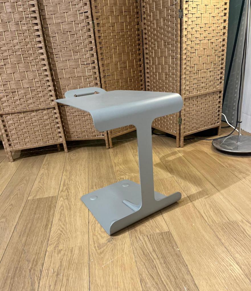 Design on Stock T-Tray Bijzettafel Grijs Design, 45 tot 60 cm, Design Bijzettafels Design on Stock, Minder dan 55 cm, Metaal of Aluminium