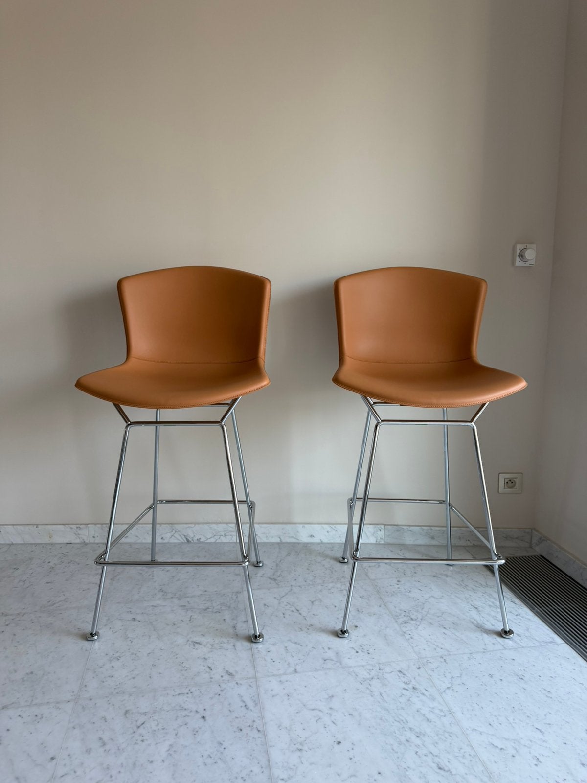 2 tabourets Knoll neuf Bertoia, 2 krukken, Ophalen, Zo goed als nieuw, Leer