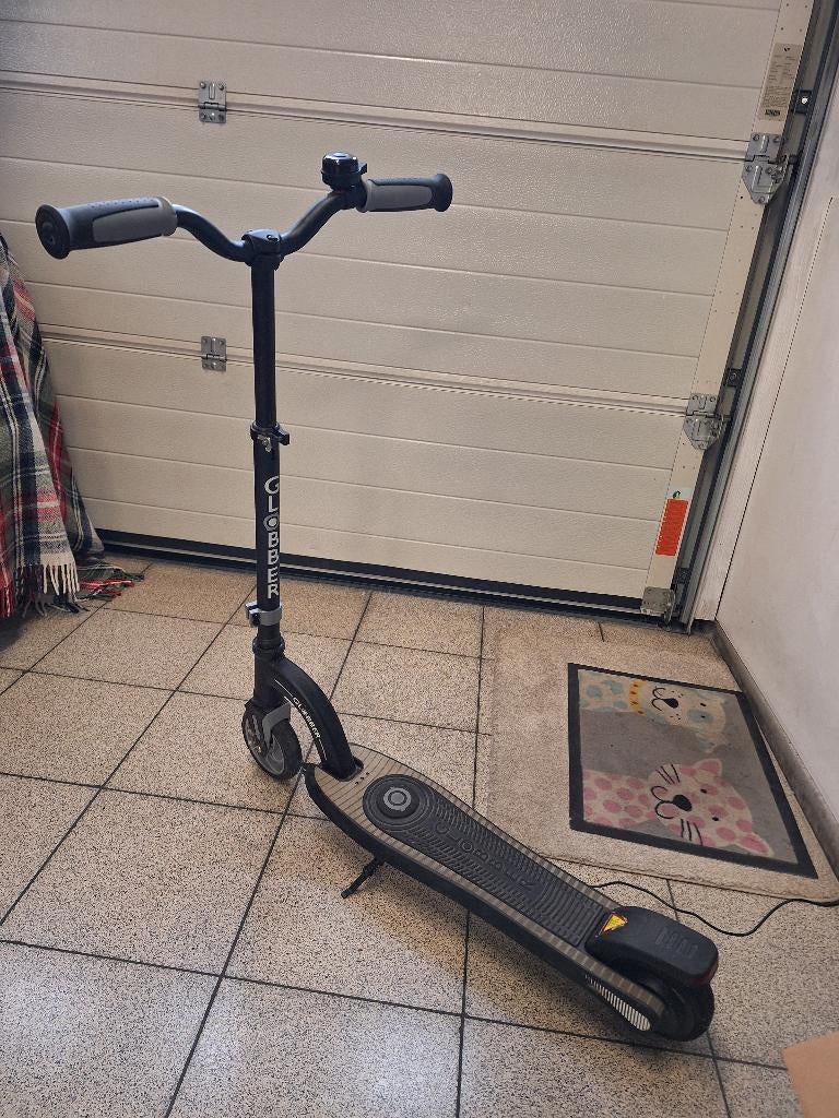 Step GLOBBER, Fietsen en Brommers, Ophalen, Zo goed als nieuw, Elektrische step (E-scooter)