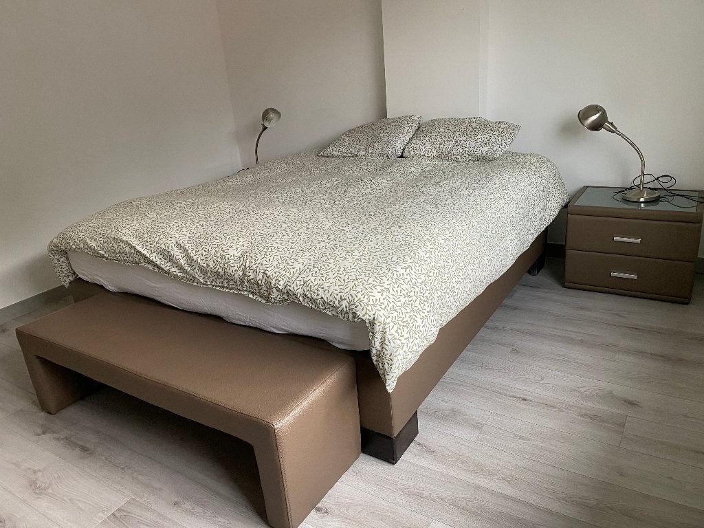 Lit boxspring king size 180 cm avec banc et tables de nuit, Épuré, design, contemporain, sobre, Brun, Enlèvement, Utilisé
