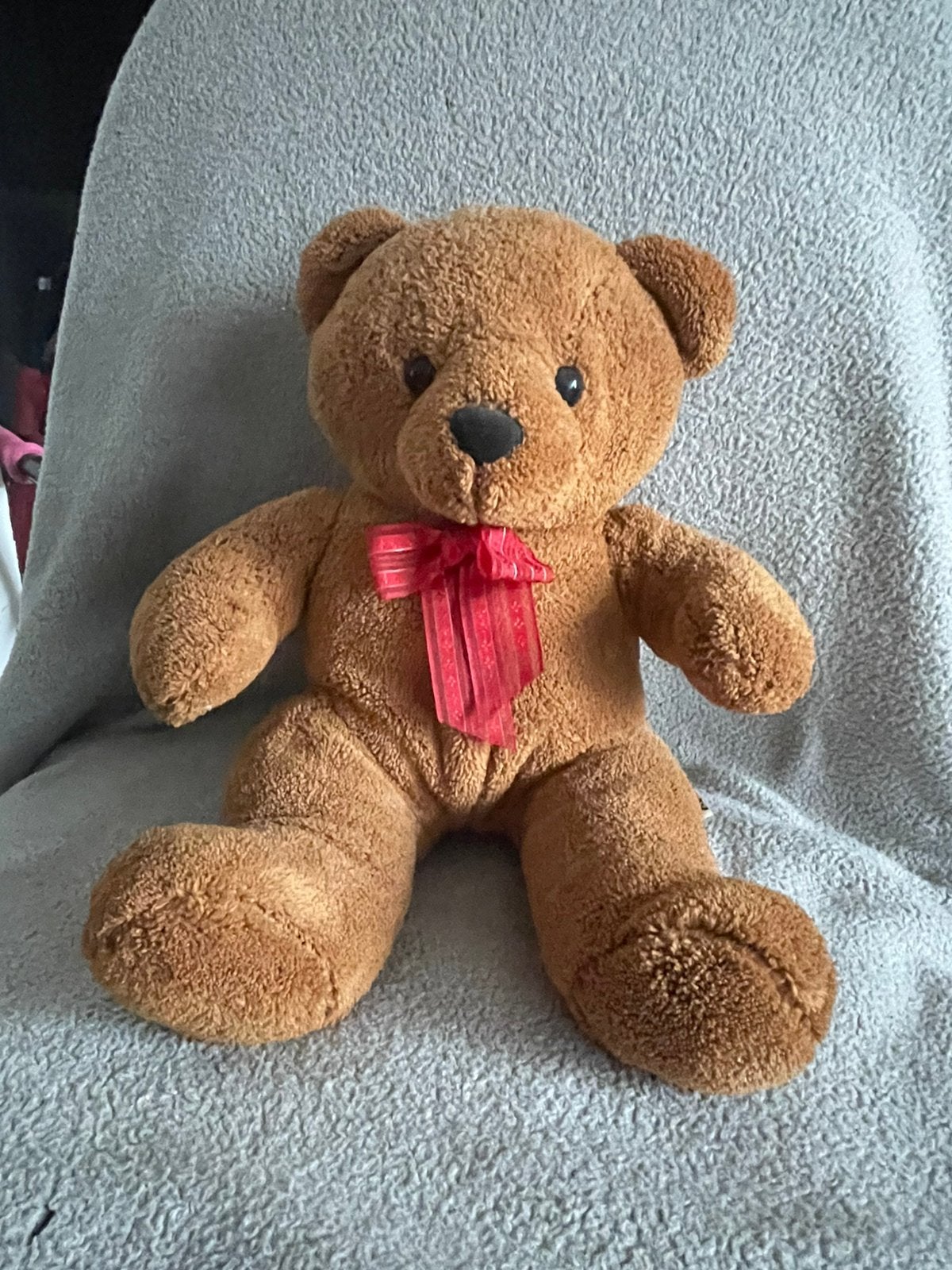 Bruine teddybeer met rode strik – 27 cm, Ophalen, Gebruikt