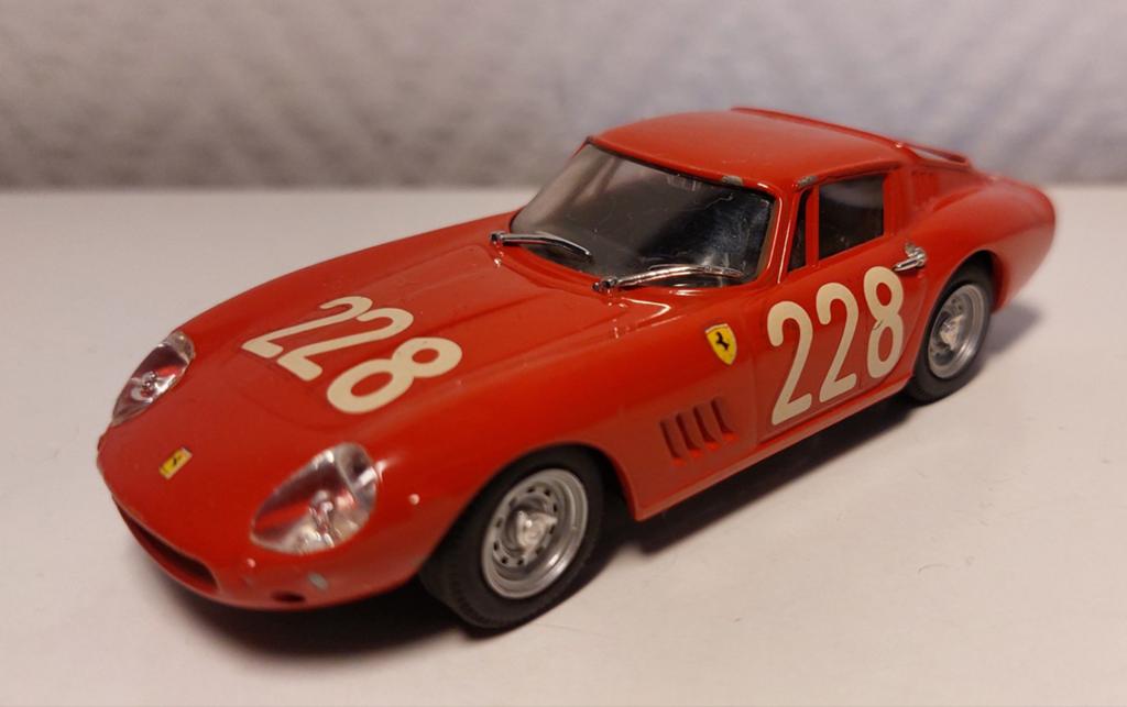 Voiture de course Ferrari Coupe des années 1960 à l'échelle, Enlèvement, Utilisé, Voiture