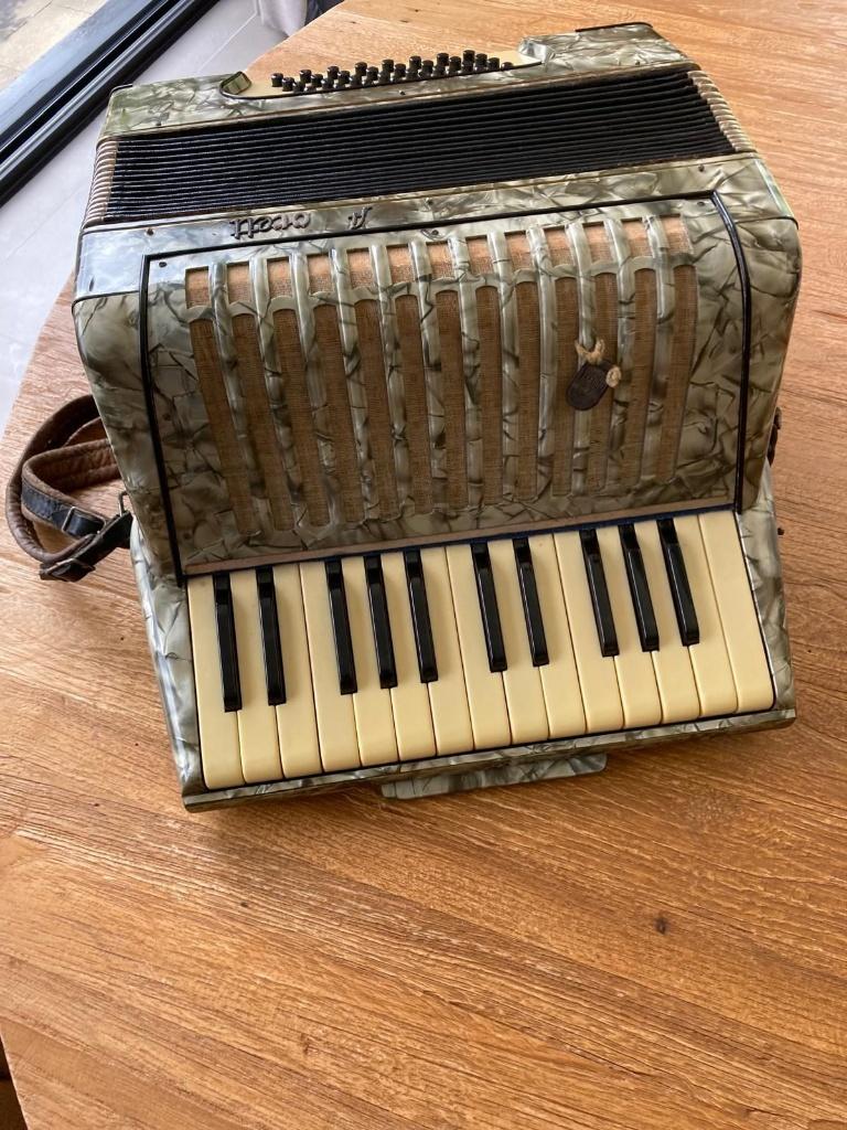 accordeon, Muziek en Instrumenten, Accordeons, Gebruikt, Knopaccordeon, 32-bas, Overige merken, Met koffer, Met riemen, Ophalen