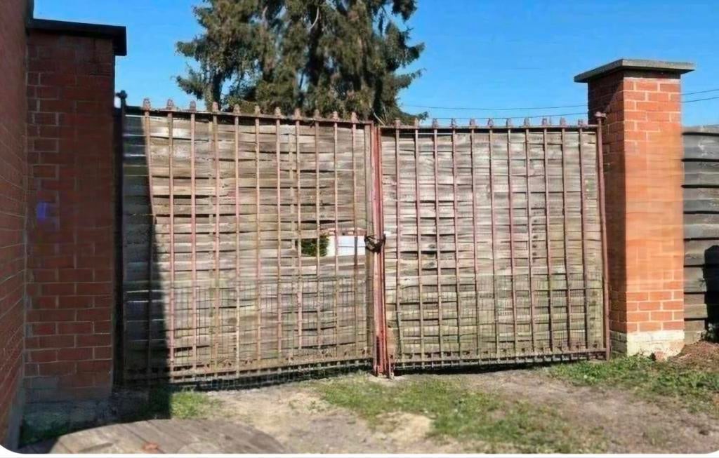 Portail métallique avec 2 portes