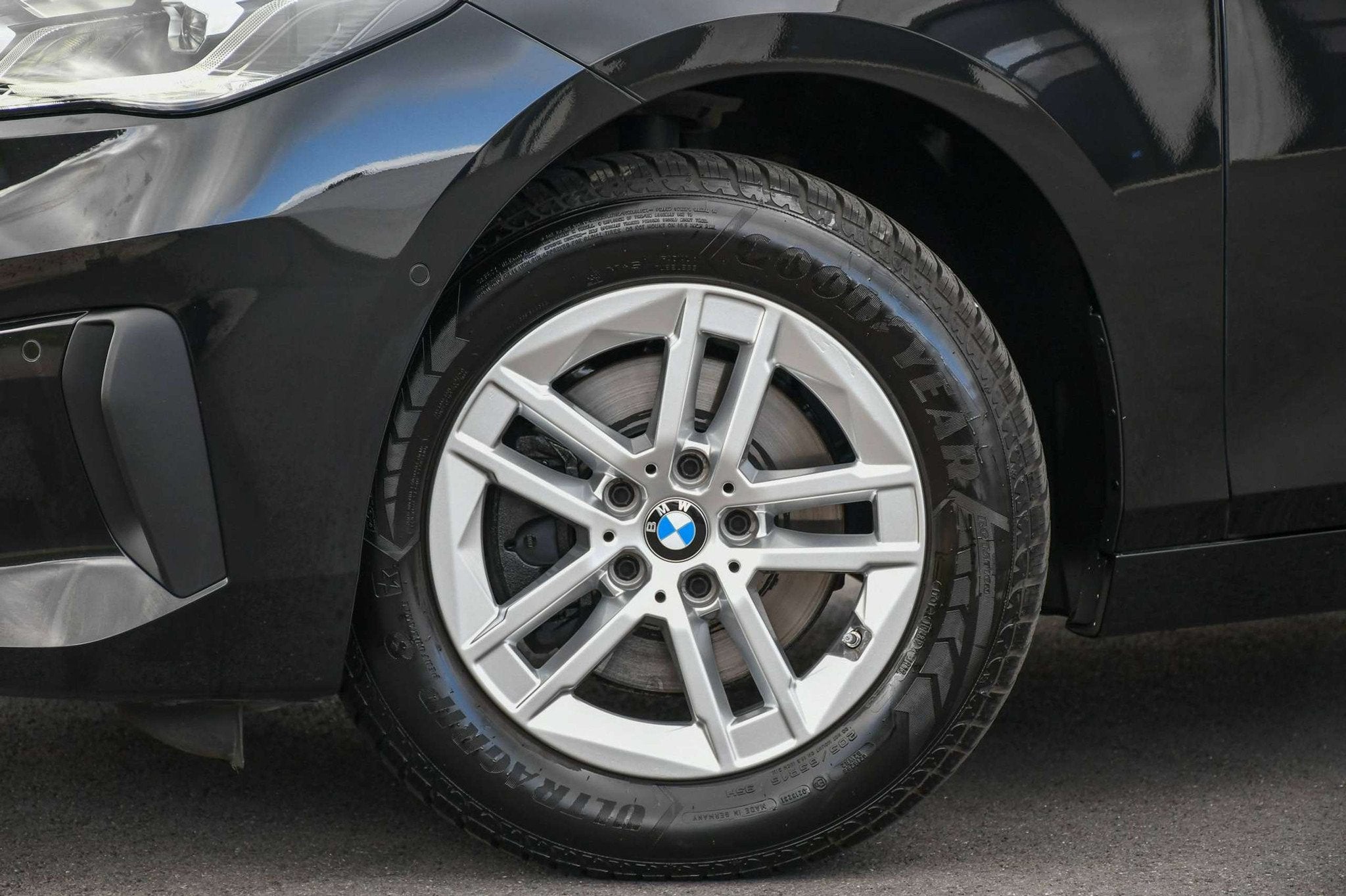 BMW 2 Serie 220 Active Tourer 220iA *CARPLAY*CAMERA*LED*ELEK, 1998 cc, Gebruikt, 4 cilinders, Zwart