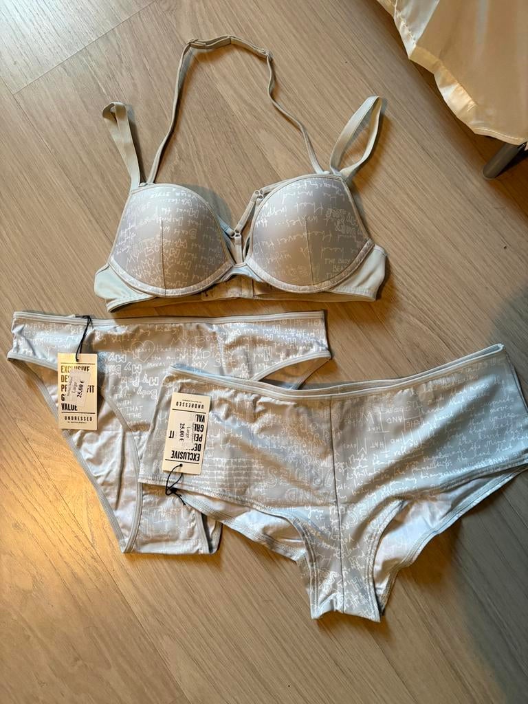 Nieuwe grijze set van Marlies Dekkers (70B)., Kleding | Dames, Ondergoed en Lingerie, Ophalen of Verzenden, Grijs, Setje