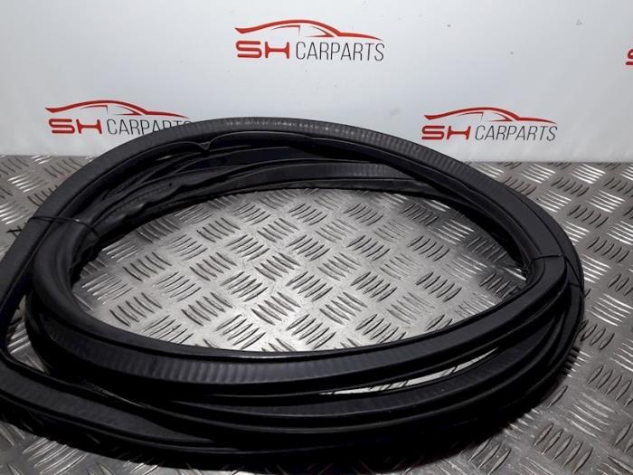 Portierrubber 2Deurs links van een Mercedes Vito, Gebruikt, -, Ophalen of Verzenden, -