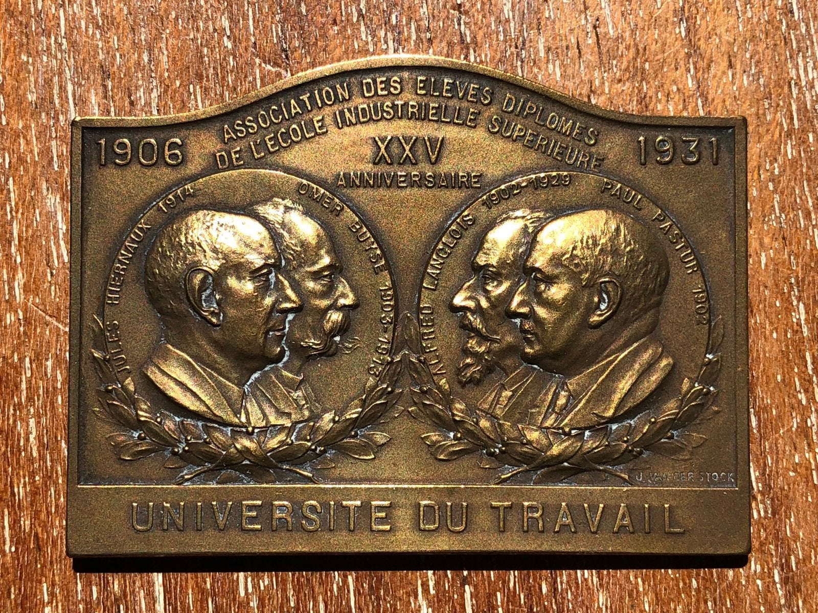 Superbe plaquette Université du travail Charleroi 1931, Antiquités & Art, Antiquités | Bronze & Cuivre, Enlèvement ou Envoi, Bronze