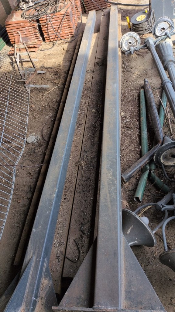 Twee ijzeren palen 4 meter hoog met paalvoet, Ophalen, Gebruikt, IJzer