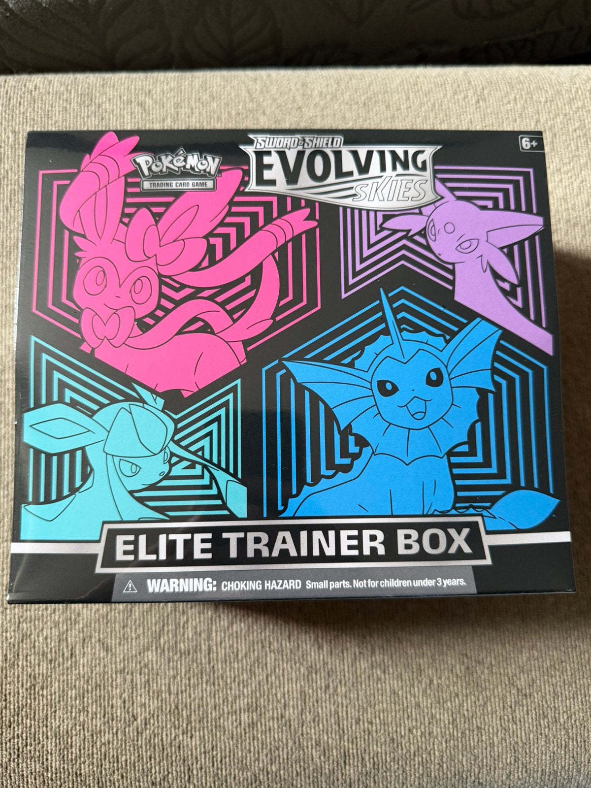 Evolving Skies Elite Trainer Box (SEGV), Hobby en Vrije tijd, Ophalen, Zo goed als nieuw