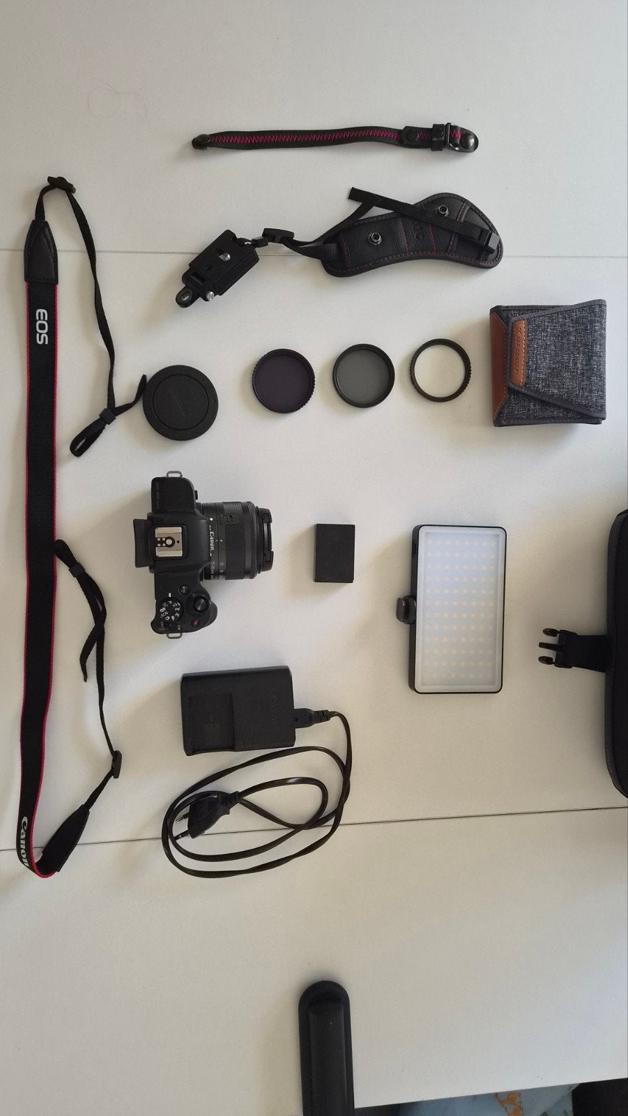 Canon EOS M50 Mark II + 15-45mm + accessoires – Comme neuf, Ophalen, Verlichting