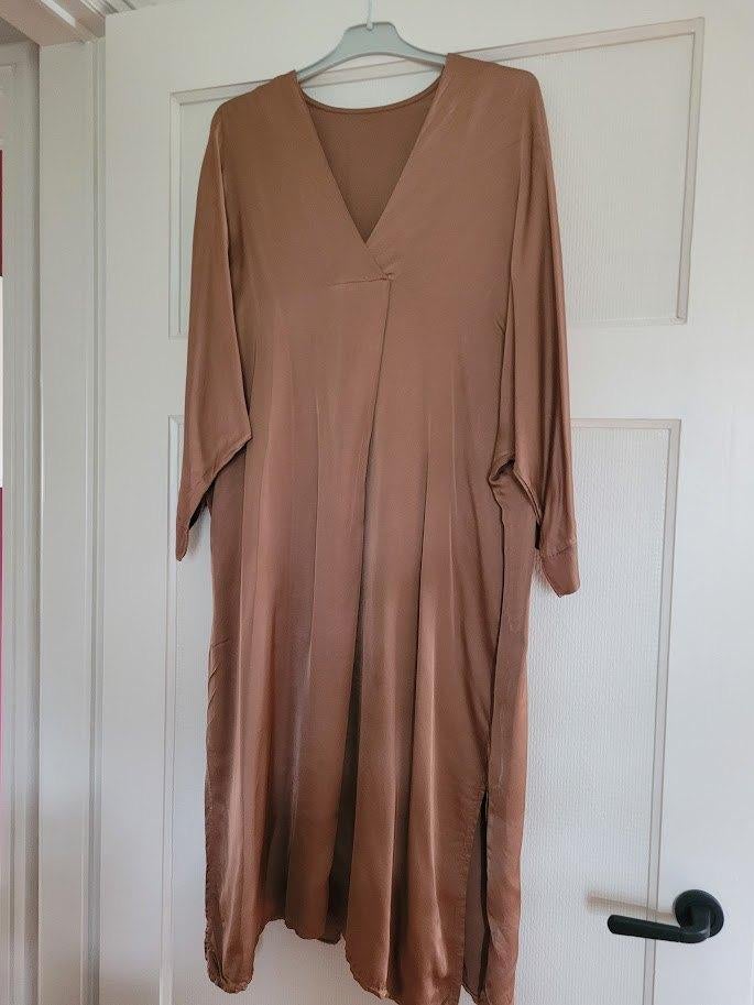 robe en satin beige, Taille 38/40 (M), Enlèvement ou Envoi, Beige, Comme neuf