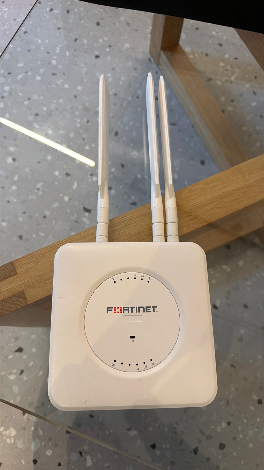 Fortinet FortiExtender 201E (FEX-201E) – routeur 4G LTE, PoE, Enlèvement ou Envoi, Utilisé, Routeur avec modem