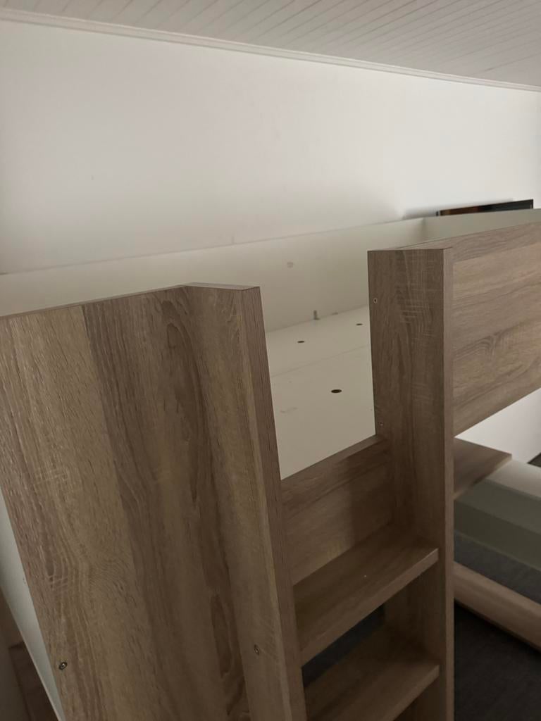 Bed en bureau, Ophalen, Zo goed als nieuw