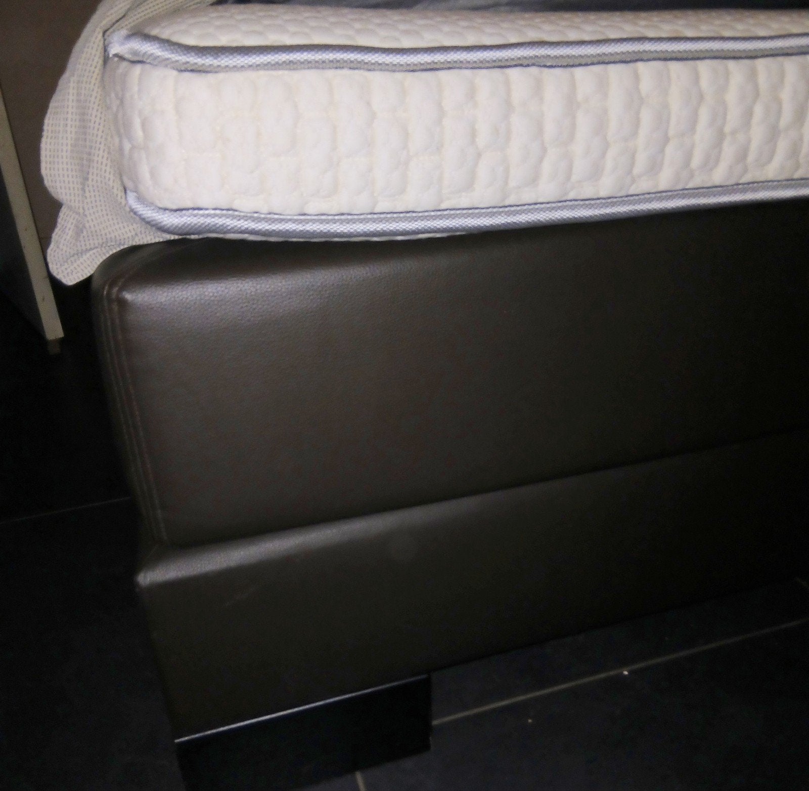 SWISS SENSE boxspring 2m10x2m00 donker grijs, leder te koop, Enlèvement, Gris