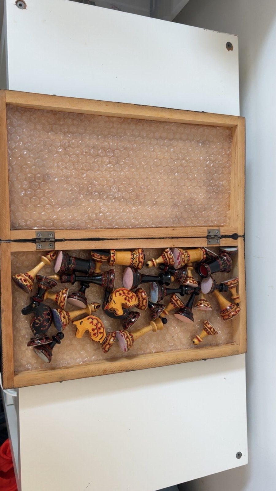 Échiquier artisanal signé + coffret en bois, Enlèvement, Comme neuf