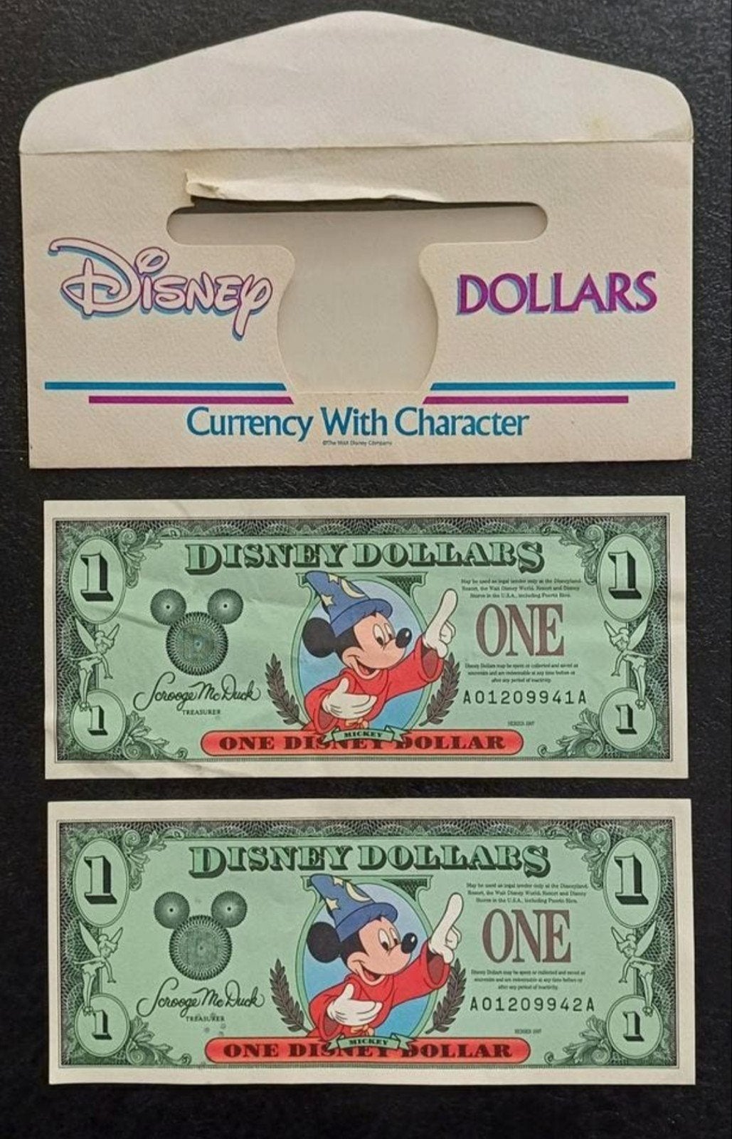 2x Disney dollars Sorcerer Mickey Sequential Serial Numbers, Verzamelen, Ophalen of Verzenden, Mickey Mouse, Zo goed als nieuw