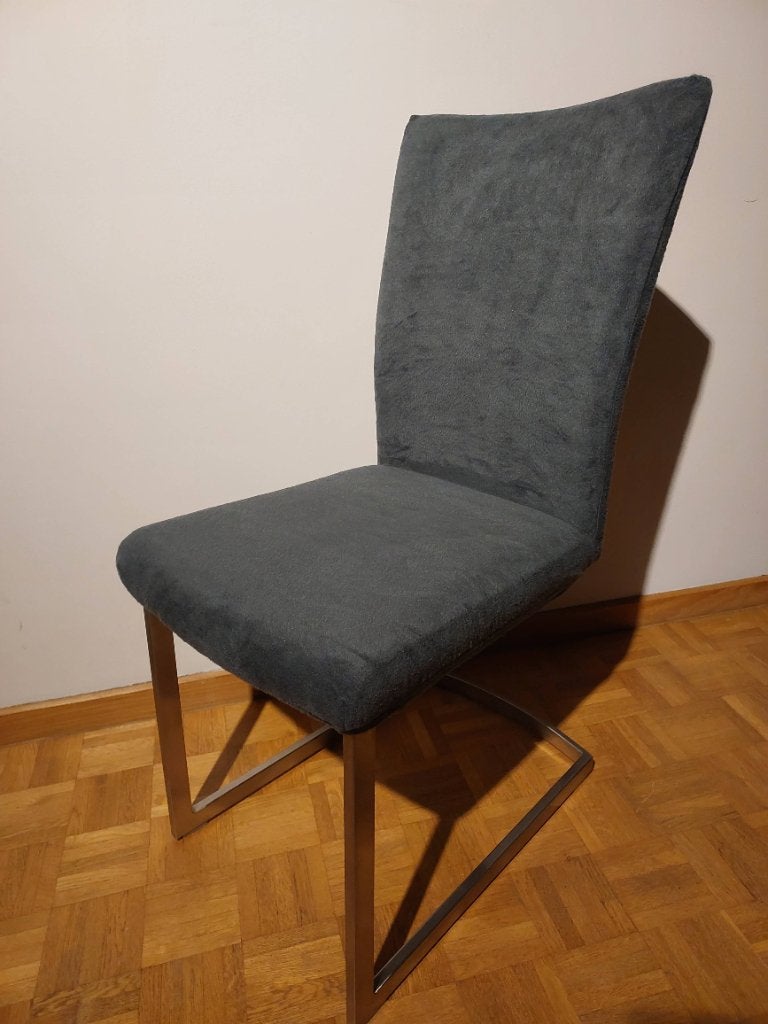 Fluwelen Stoelen, Ophalen