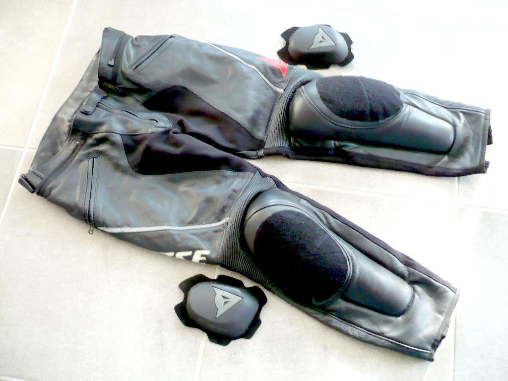 Dainese leren broek maat 50 kort (25), Motoren, DAINESE, Broek | leer, Heren, Ophalen of Verzenden