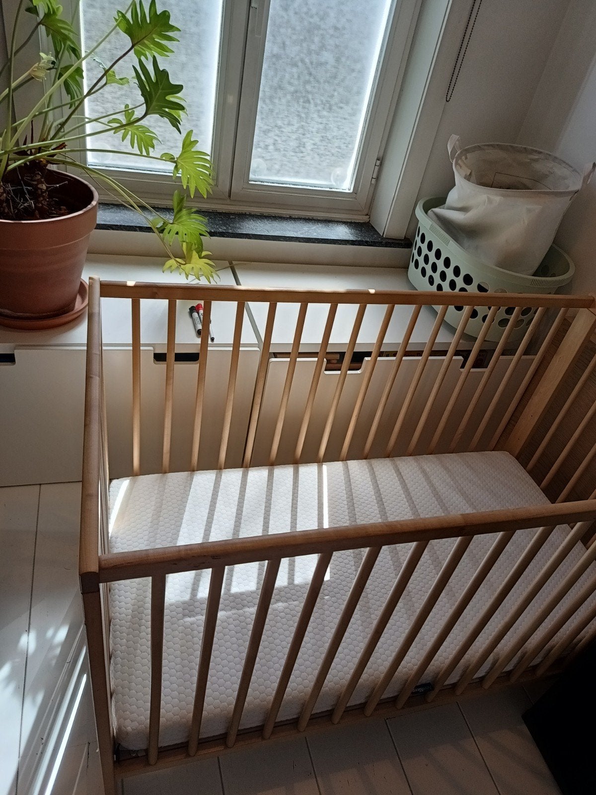 Babybed Ikea, zeer goede staat. Spijlenbed van 60 x 120 cm, Kinderen en Baby's, Ophalen, Matras