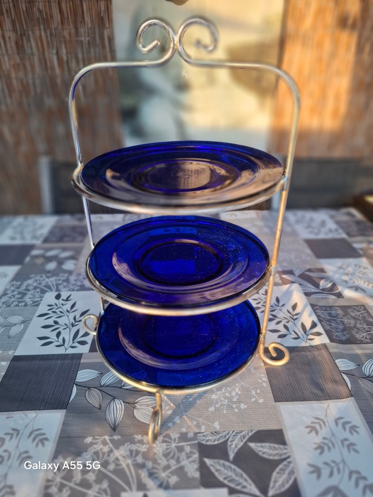 Etagerie met blauwe borden, Ophalen