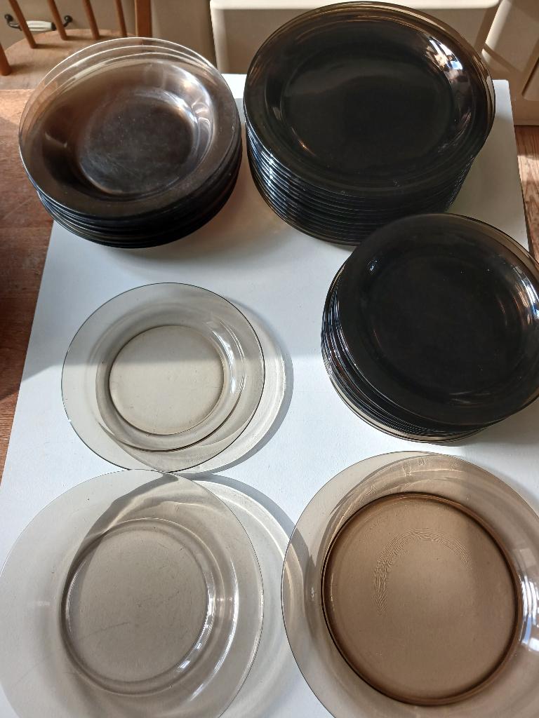 Lot d'assiettes en verre fumé vintage, Huis en Inrichting, Keuken | Servies, Gebruikt, Glas, Ophalen