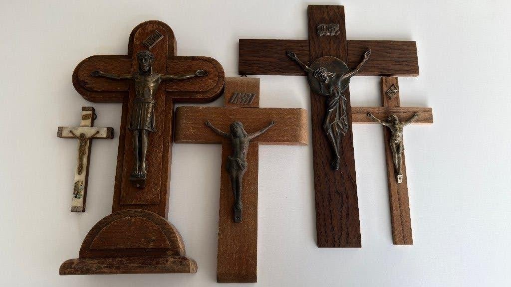 Lot van 5 vintage kruisbeelden, Collections, Enlèvement ou Envoi, Utilisé, Autres types, Christianisme | Catholique