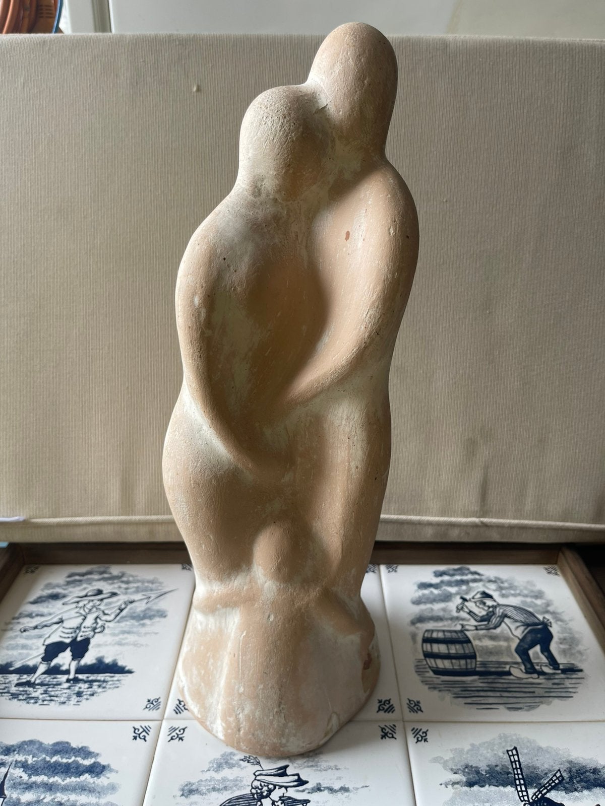 Abstract beeld omhelzend koppel – ca. 37 cm, Ophalen, Beeld, Beige, Abstract