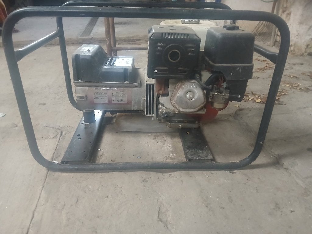 Groupe de diffusion, Bricolage & Construction, Générateurs, Enlèvement, Utilisé, 5 à 10 kVA, Essence
