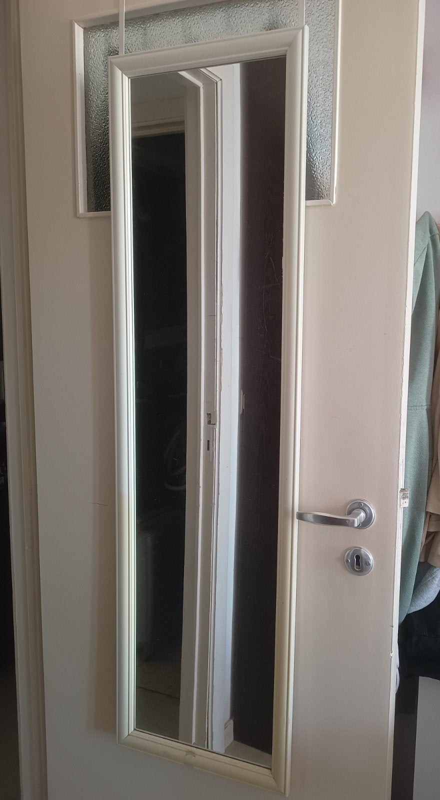 Hangende deurspiegel met witte lijst, Huis en Inrichting, Woonaccessoires | Spiegels, Ophalen, Minder dan 50 cm, Gebruikt, 100 tot 150 cm