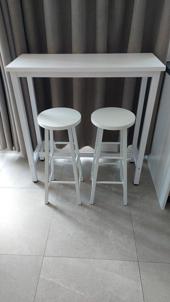 Hoge tafel met 2 krukken. Bijna nieuw., 2 krukken, Ophalen