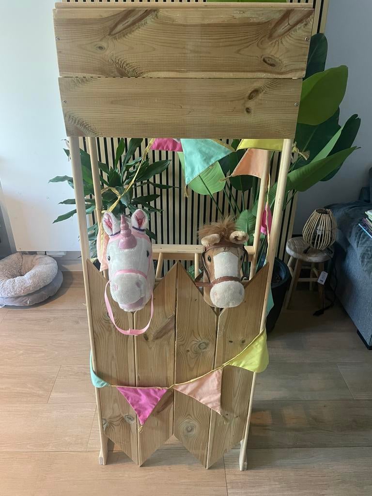 2 stokpaarden inclusief houten stal, Ophalen, Zo goed als nieuw