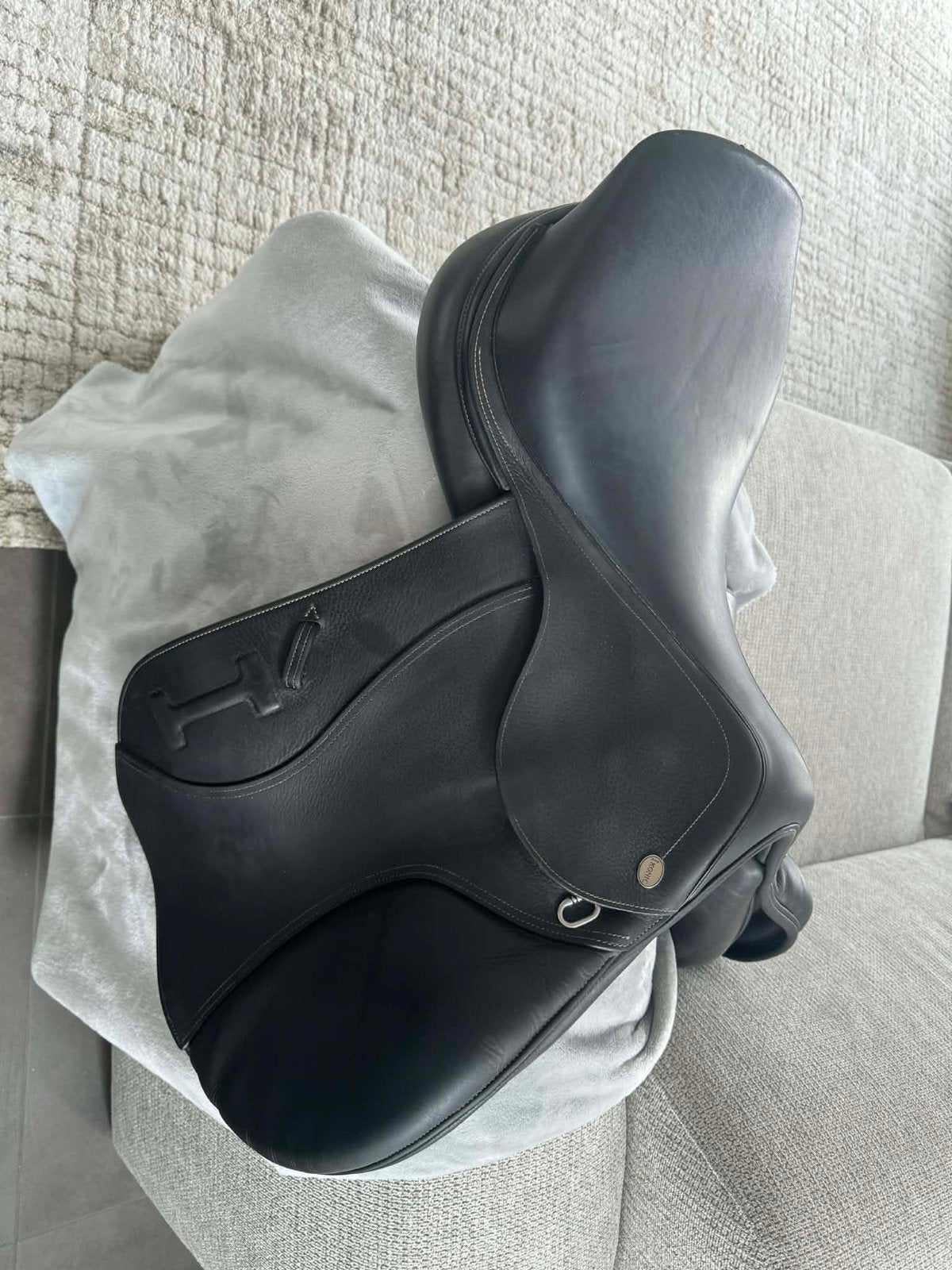 Konic Elite zwart springzadel, Animaux & Accessoires, Chevaux & Poneys | Selles, Enlèvement, Comme neuf