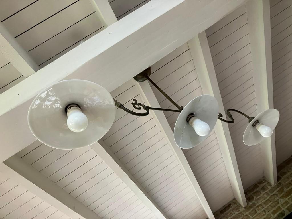 Mooie antieke hanglamp in Brons, lampkapjes in melkglas, Ophalen, Gebruikt, 50 tot 75 cm, Glas