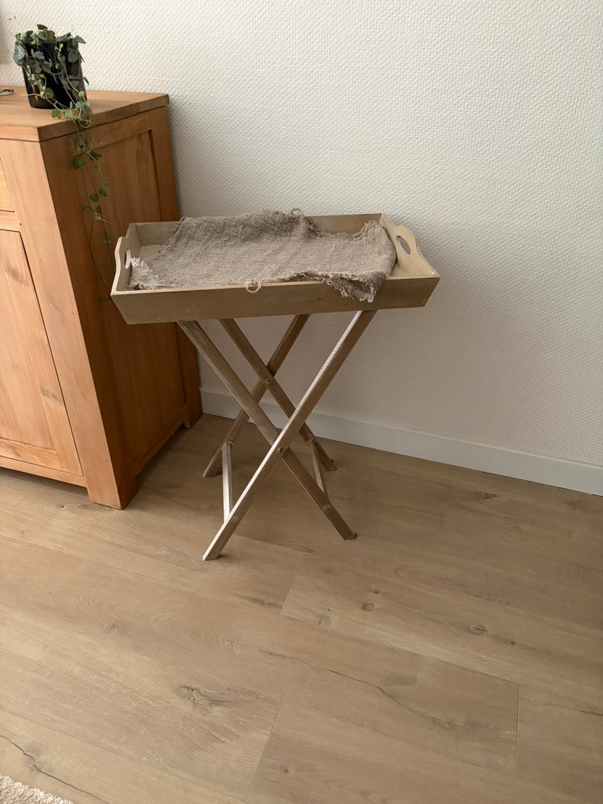 Leuk bijzettafel met kleedje erop, Ophalen, Zo goed als nieuw