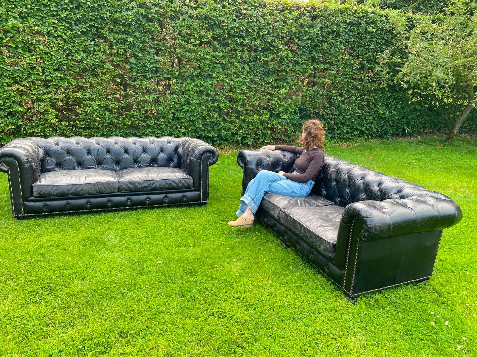 2 zwarte Chesterfield zetels – leder – doorleefde look, Huis en Inrichting, Zetels | Zetels, Ophalen, Gebruikt, 100 tot 125 cm