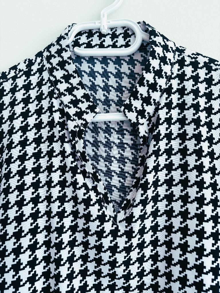 Zwart‑witte houndstooth blouse opstaand kraagje V‑hals 38/40, Maat 38/40 (M), Overige kleuren, Verzenden, Onbekend