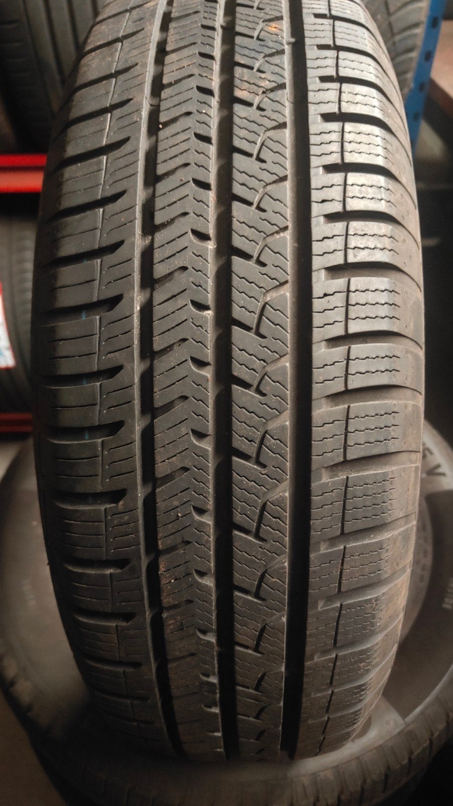 185/65r15 Vredestein toutes saisons 40€ chacune avec montage, Enlèvement ou Envoi